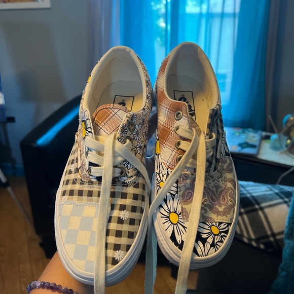 Authentic floral patchwork vans - Picture 3 of 4